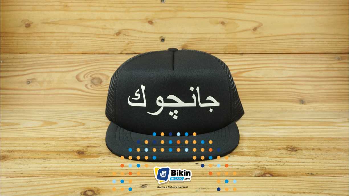 etika menggunakan topi contoh